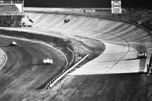Curva-sopraelevata-circuito-di-Monza-300x200
