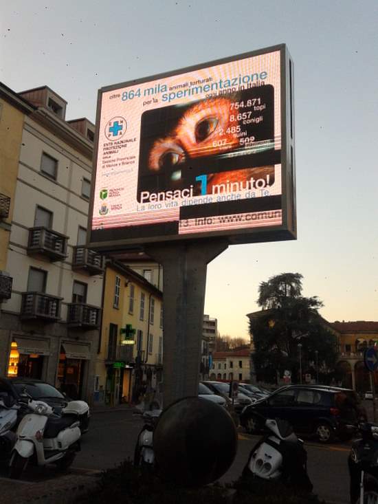 monza-ledwall-piazza-garibaldi-mb